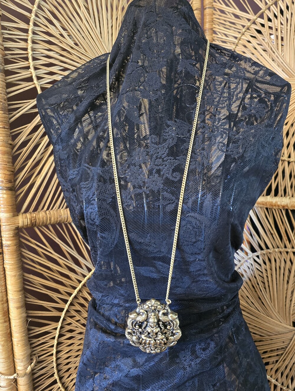 🦚 Antique Goddess Pendant Necklace - Women's Statement Jewelry - Picture 3 of 9